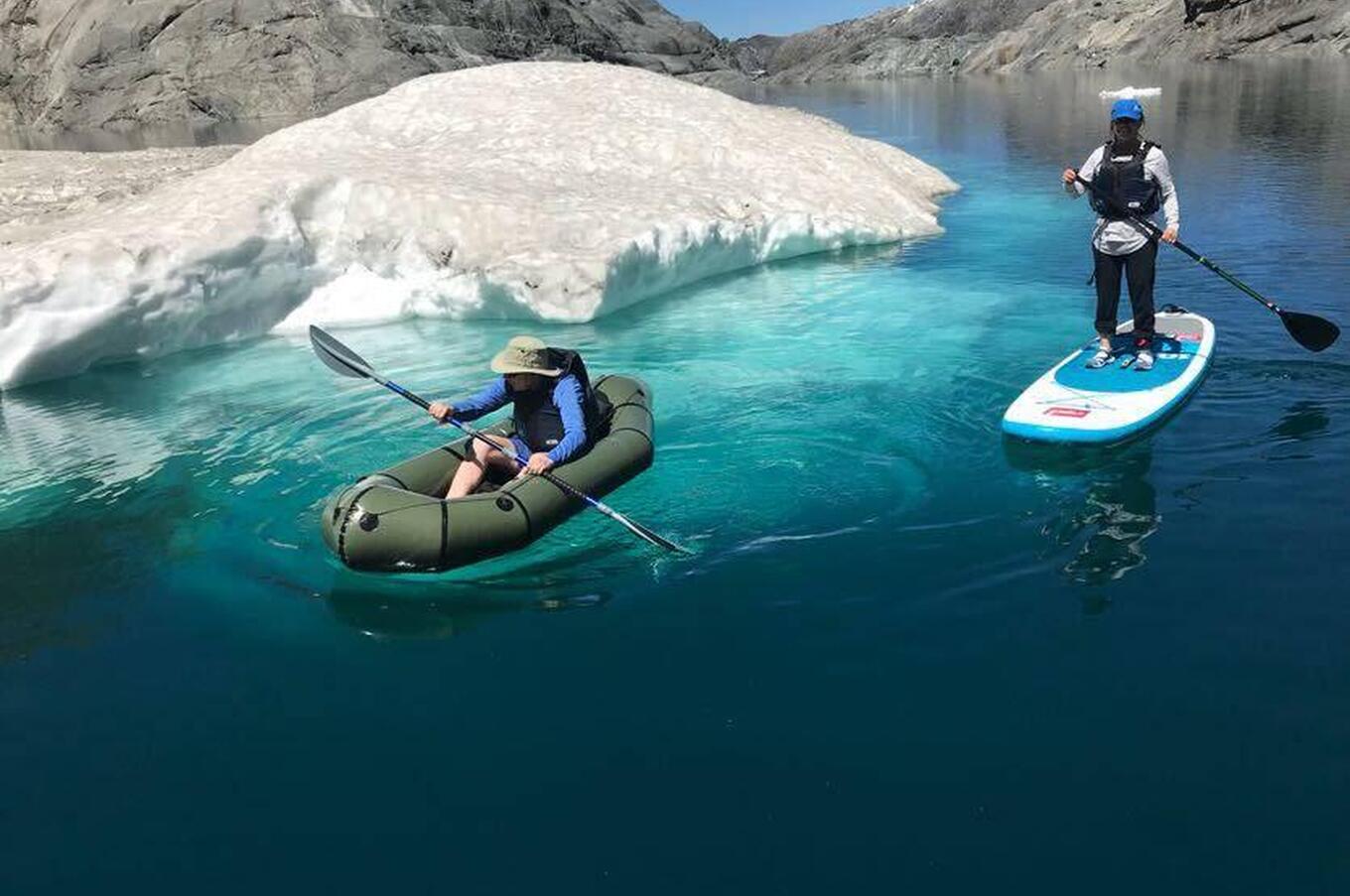 パドルサーフィンやカヤックは、ニュージーランドの火山と氷河の間にあるラグーンを発見するのに理想的なスポーツです。 ラグジュアリー・トラベル・ニュージーランド