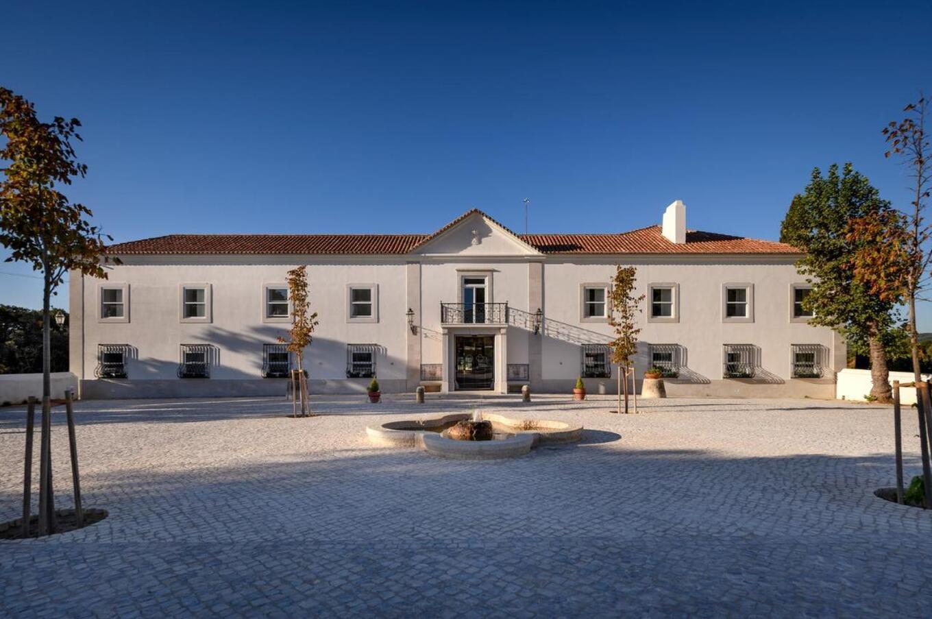 この家族経営のホテルは、17 世紀にセトゥーバルに建てられたイエズス会の建物を利用しています。 ホテル カサ パルメーラ シエラ アラビダ ホテル リスボン