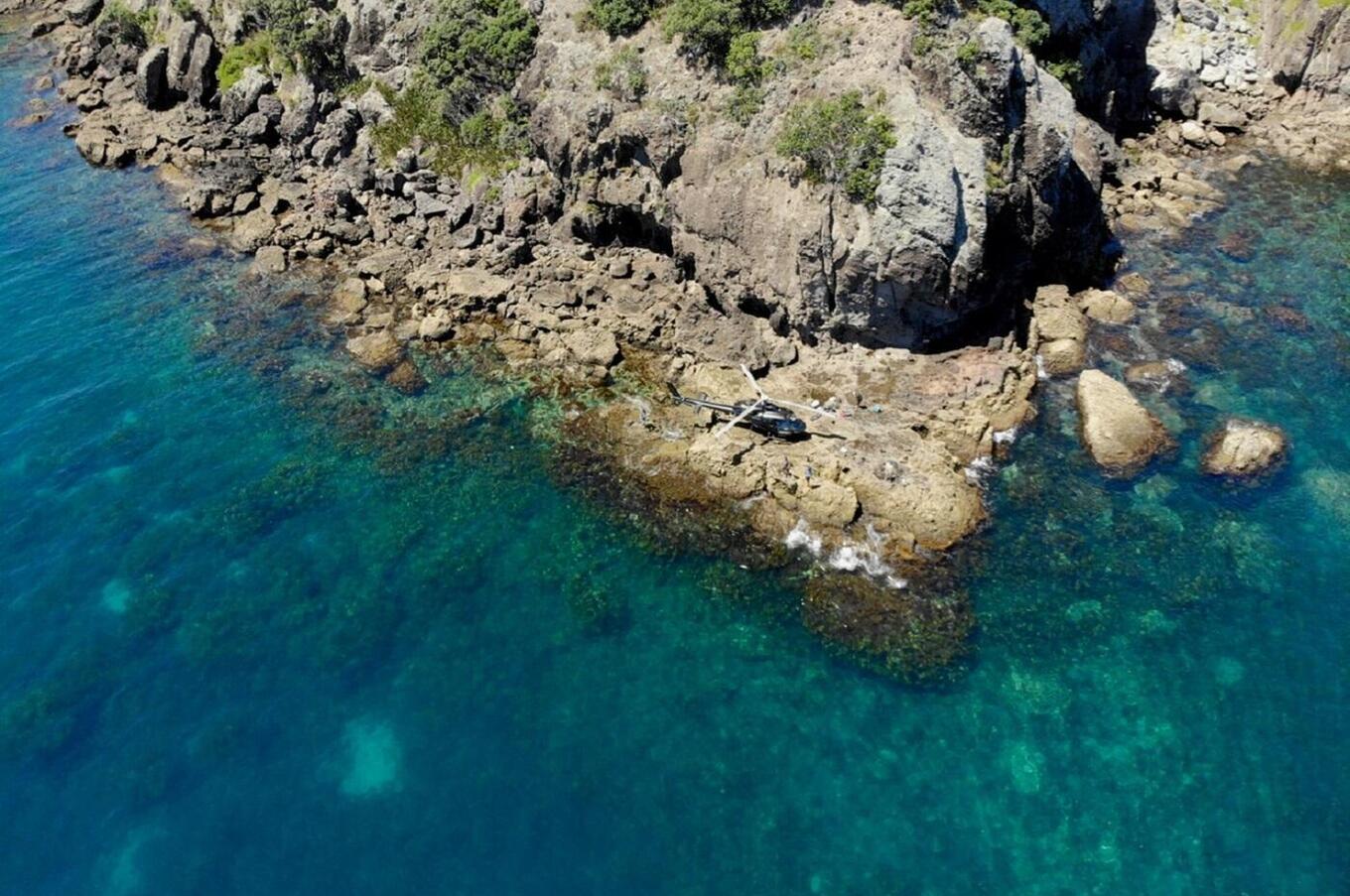 ニュージーランドの北東88km、ハウラキ湾沖に浮かぶグリア・バリア島をヘリコプターで飛行します。 ラグジュアリー・トラベル・ニュージーランド