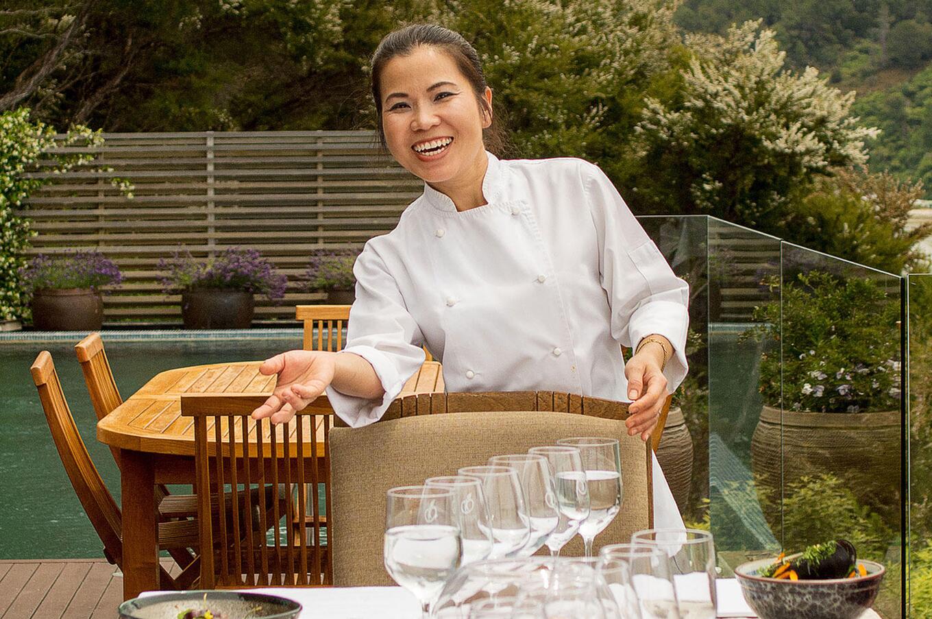 スプリット・アップル・リトリートは、地元の食材を使ったヘルシーな料理と、アン・ペン・シェフによるアジアン・フュージョン・スタイルの料理で知られています。 シェフ・ペン・スプリット・アップル・リトリート