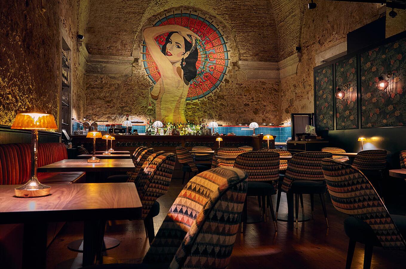 バイロ・ド・アヴィレス内にあるミニ・バーは、キャバレーの雰囲気を持つ一種の 「酒場 」だ。 ミニバー チャド リスボア ジョゼ・アビレス