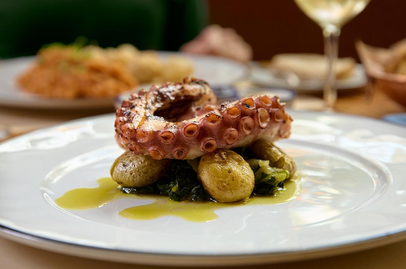 パテオで味わえる料理のひとつ。 キッキング・チャド・リスボン・ホセ・アビレス