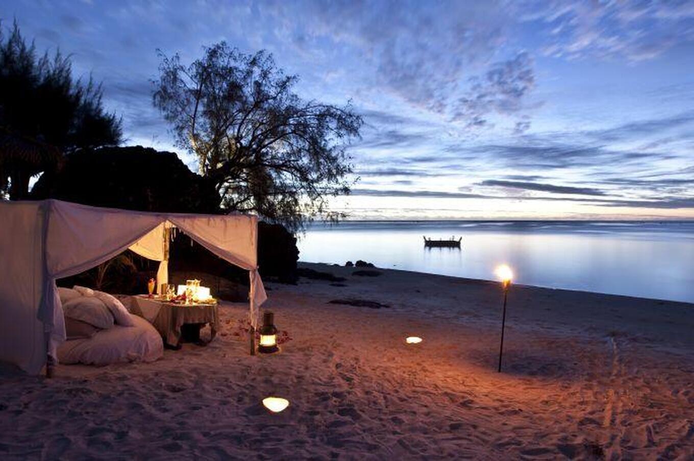 ロマンチックなビーチフロントのカップル・ディナー。写真:パシフィック・リゾート ラグジュアリー・トラベル クック・アイランド