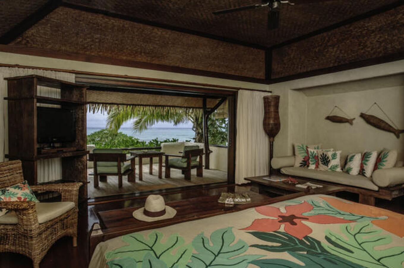 バンガローの内装は、素材の素朴さと地元の職人技を組み合わせたデザインが特徴です。 LUJPクック諸島アイツタキ旅行