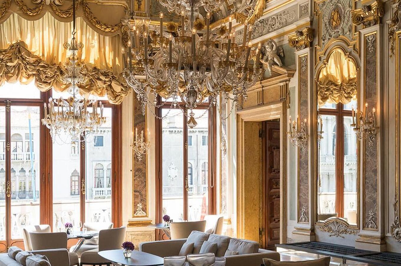 アマンは、大運河にある8つの宮殿のひとつ、パパドポリ宮殿の中にあります。 ラグジュアリーホテル アマンベニス