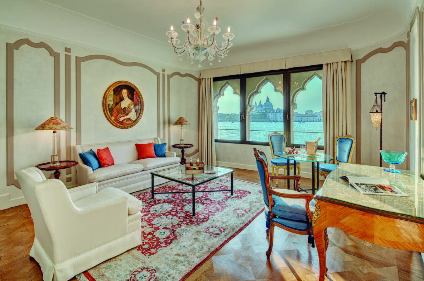 最も伝説的なラグジュアリーホテルのひとつであるチプリアーニは、庭園と静寂に囲まれたジュデッカ島にあります。 ホテル・チプリアーニ・ベネシア