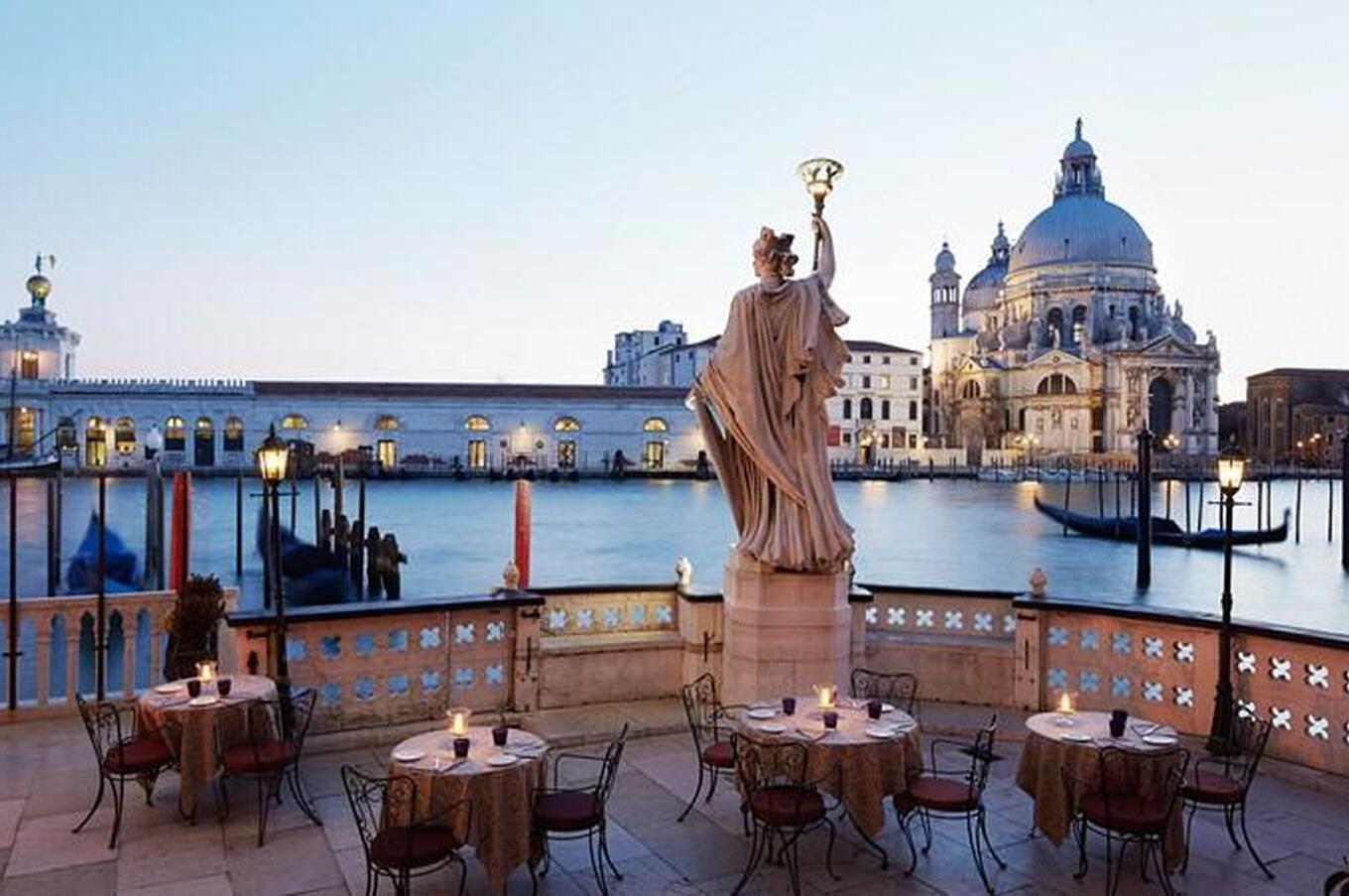 バウアーのテラスからは、17世紀に建てられたサンタ・マリア・デッラ・サルーテのバジリカを眺めることができます。 バウアー・パラッツォ・ホテル・ベネチア