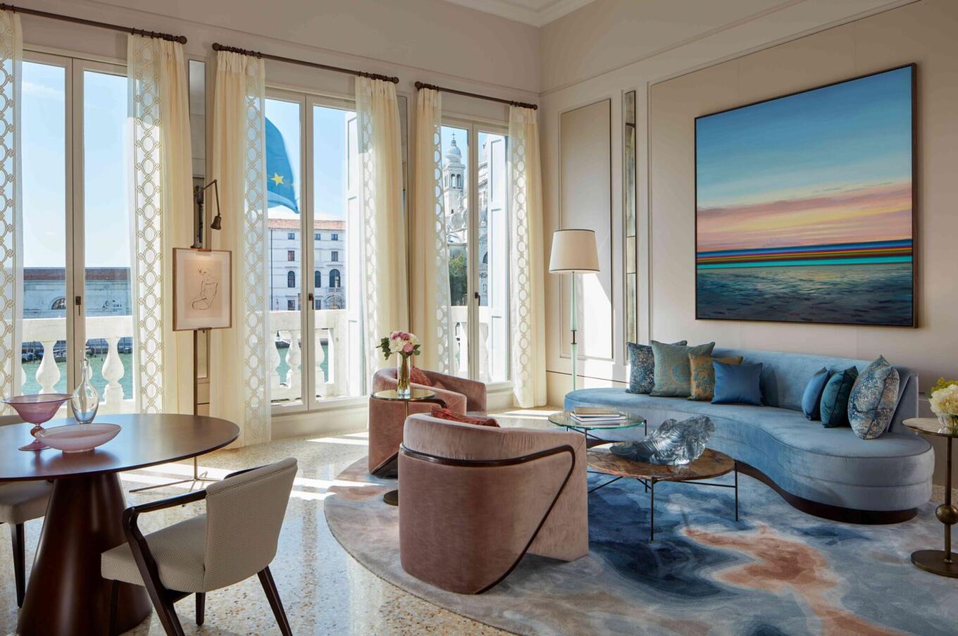 ヴェネツィア屈指の高級ホテル、セントレジスホテルの窓から大運河の光が差し込みます。 セント レジス ホテル ベネシア