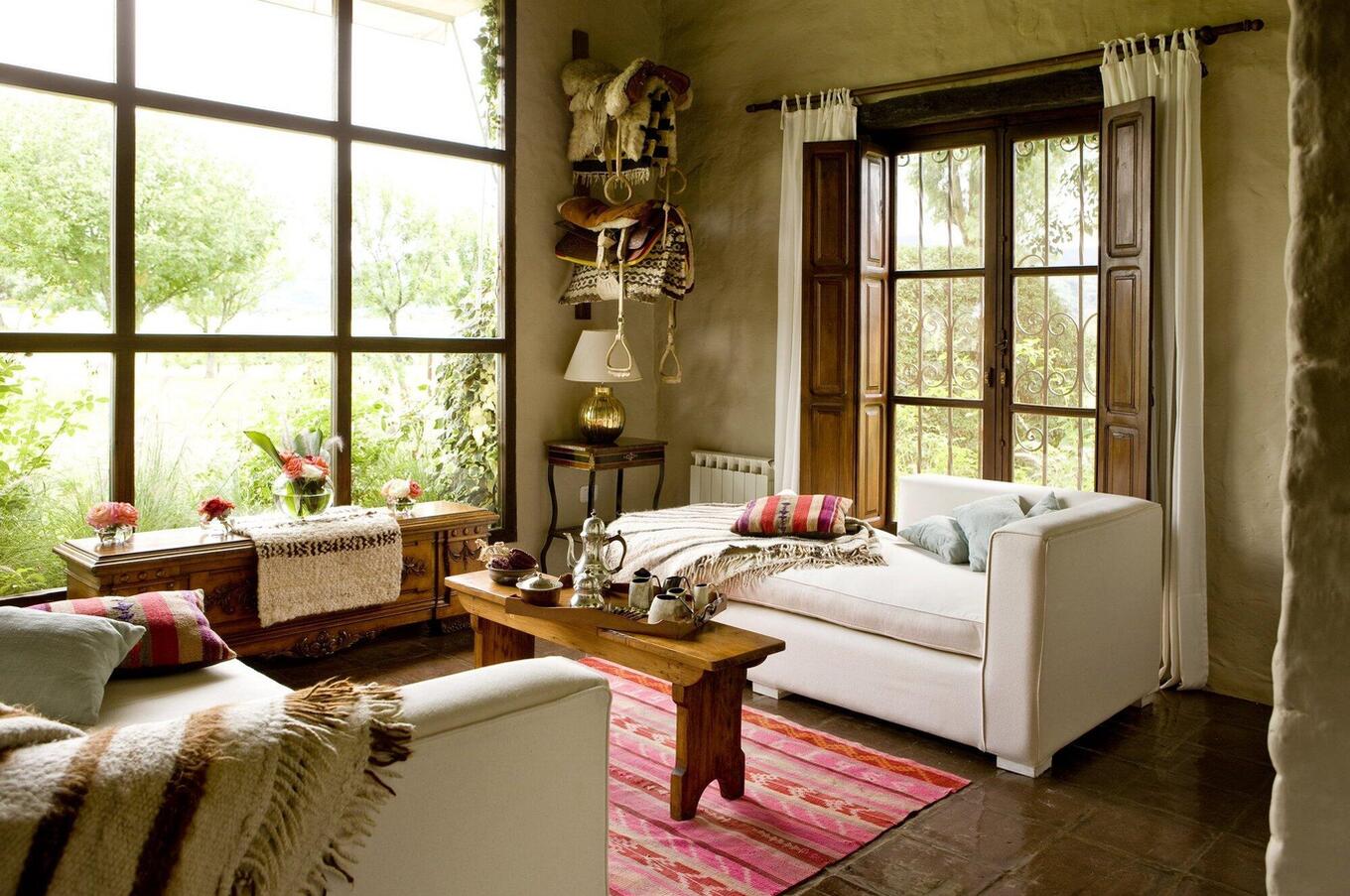 インテリアデザインは、クラシックでロマンチックな豪華さと伝統的な自然の要素を融合させています。 ハウス・オブ・ジャスミン・アルゼンチン