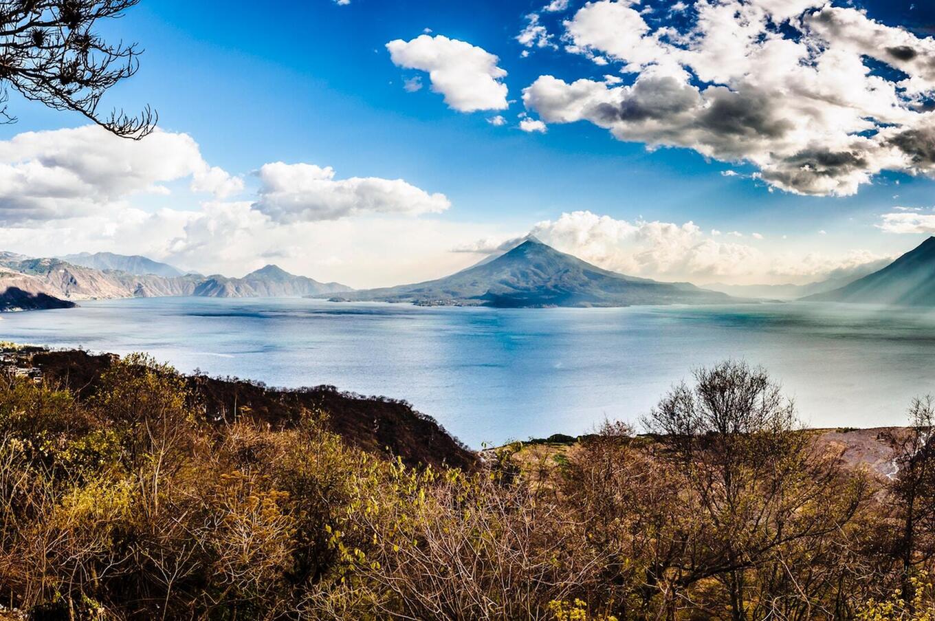アティトラン湖の3つの火山：サンペドロ、トリマン、アティトラン。写真：Alexander Schimmeck on Unsplash。