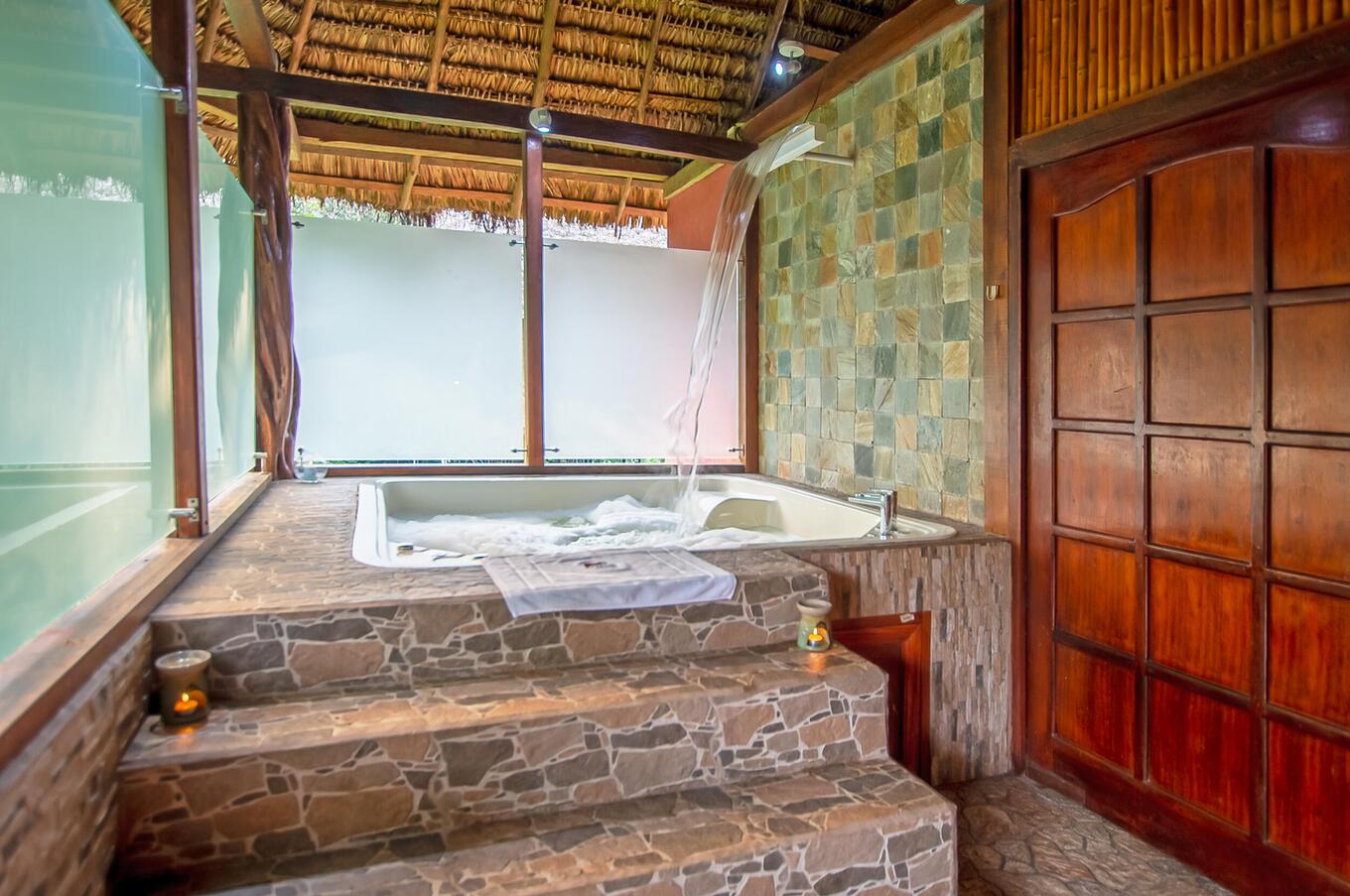 スイートには滝付きのハイドロマッサージが備わっています。 スイートに滝のあるハイドロマッサージ