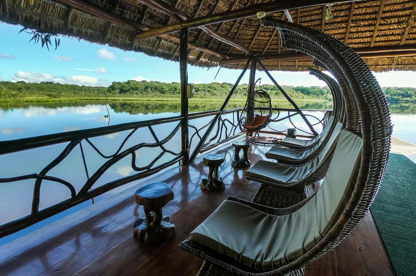 アナング・ラグーンの前でくつろぐためのデッキチェア。 アニャンドゥ・ラグーンの前でくつろげるサンラウンジャー