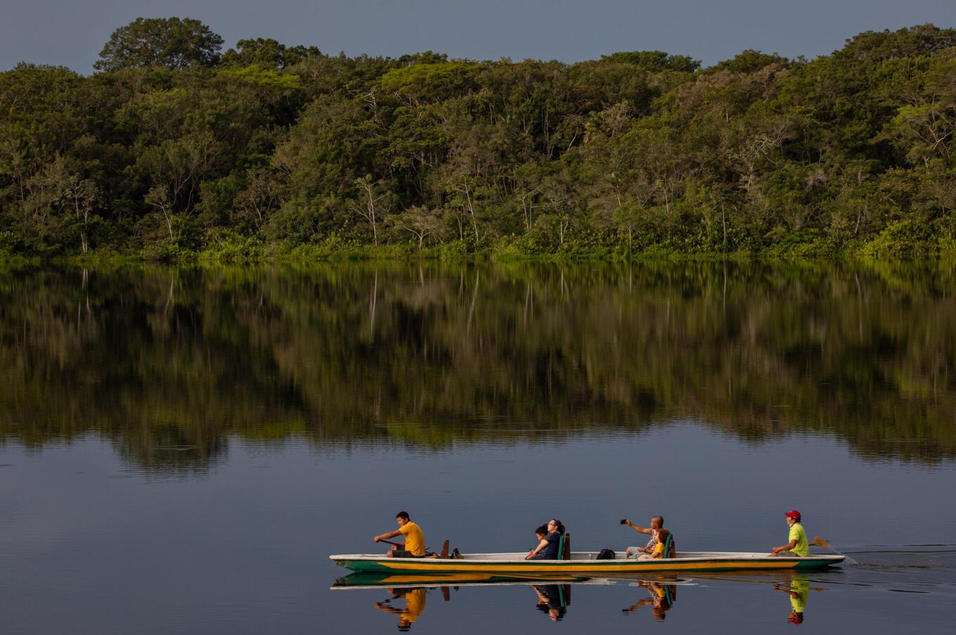 川の河口からアナンドゥ潟湖までの雑草除去作業は3か月以上続いた。 ナポ野生生物センター