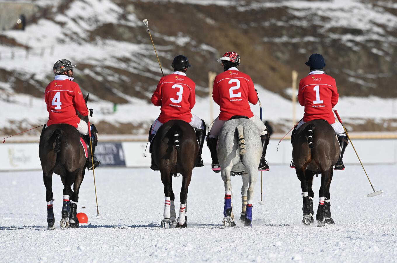 ポロチームは4人の選手で構成されます。男女混合のチームも存在します。チームオーナーが選手の一人となることも珍しくありません。 カルティエのスノー・ポロ選手