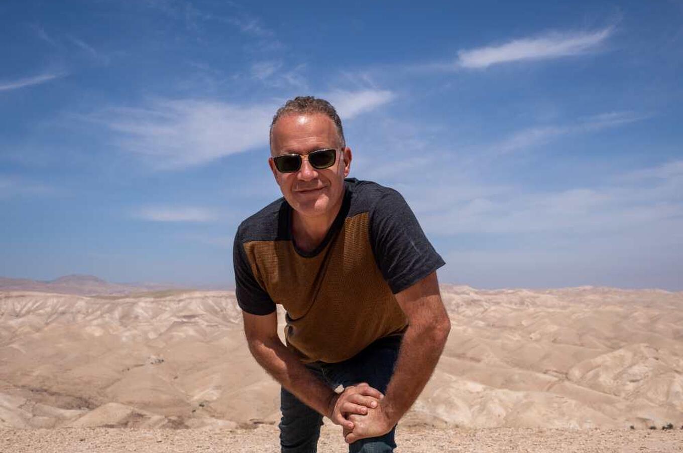 イスラエルの丘に立つアルビ・セルファティ。 イスラエルの丘にあるアルビ・セルファティ。