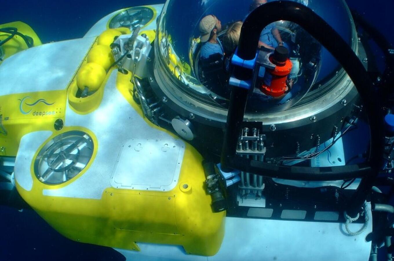 デップ、コスタリカの潜水艦を見る