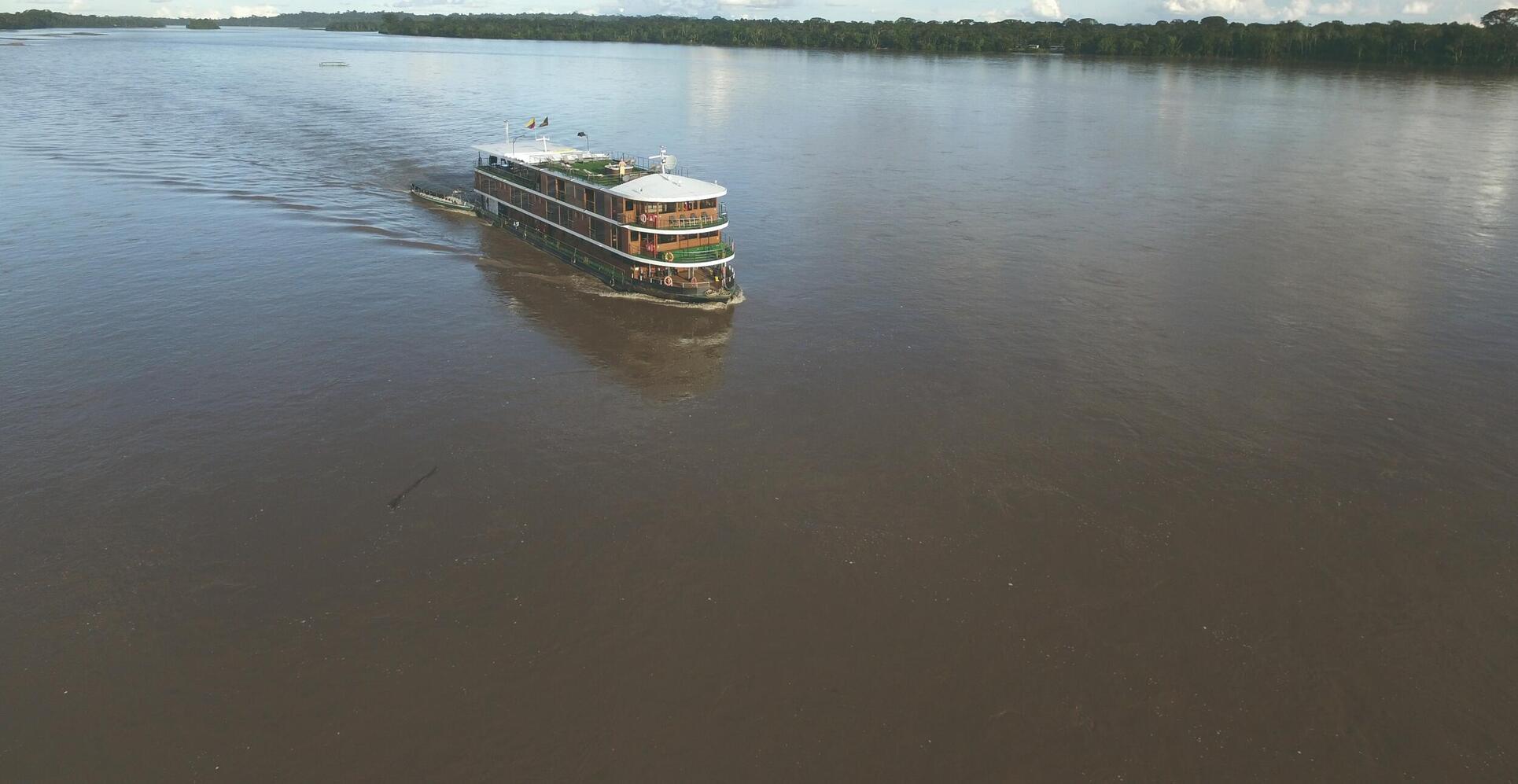 旅行 贅沢な遠隔地 贅沢な体験 ボート アナコンダ アマゾナス エクアドル