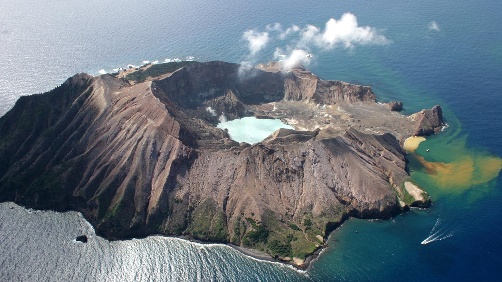 背景はホワイト・アイランド火山。