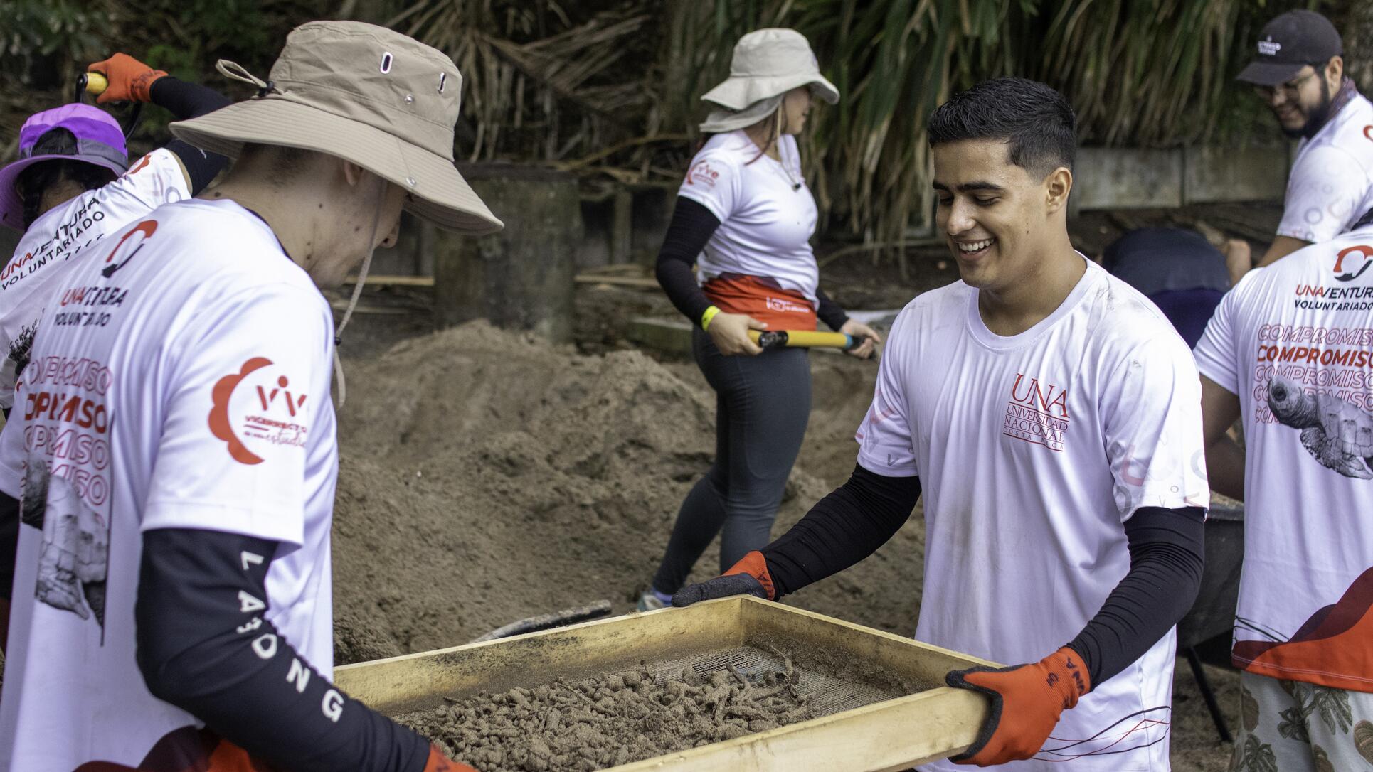コスタリカ国立大学のボランティアがプラヤ・ブランカのウミガメ孵化場にて