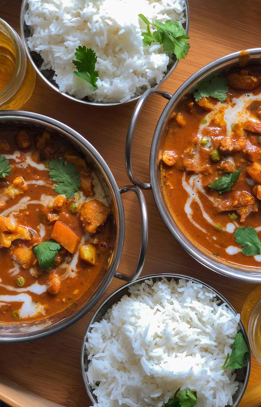 カレーという言葉は、タミル語で「ソース」を意味する「カリ」に由来しています。スリランカでは日常的に食べられています。 トラベル ラグジュアリー 美食 スリランカ ギャラリーカフェ コロンボ ポークカレー