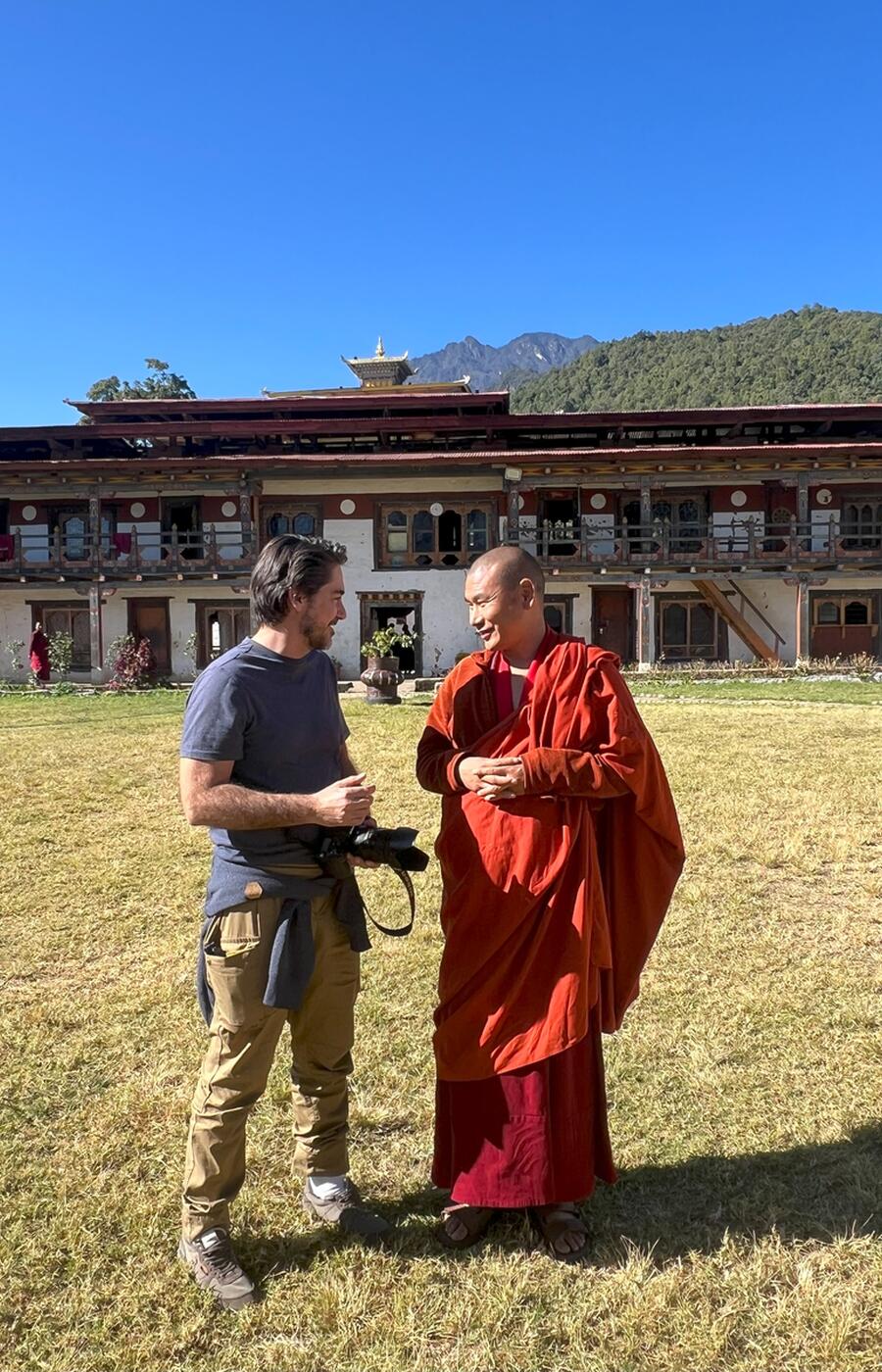 記者ゴンサロ・ヒメノ氏とチョルテン・ニンポ・ラカン僧院のラマ僧。 ブータンのゴンサロ・ヒメノ