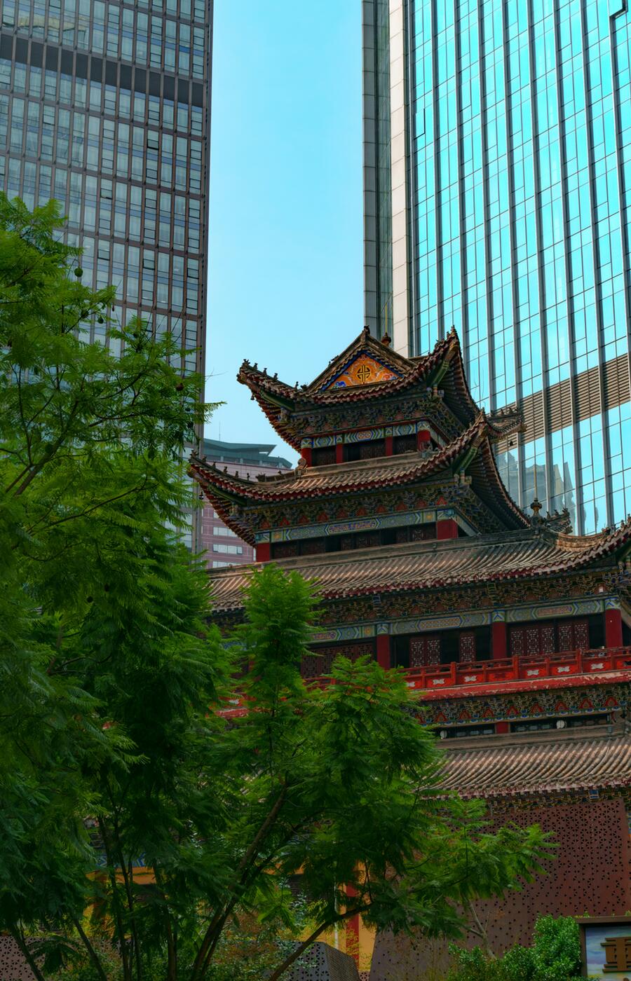 重慶市渝中区にある羅漢寺は、重要な仏教寺院です。北宋時代(1064年から1067年)に建立されました。歴史を通じて幾度かの改修が行われてきました。現在では、近代的な高層ビルに囲まれ、印象的な建築的コントラストを生み出しています。写真:Hat Trick / Unsplash ハットトリック写真重慶。中国