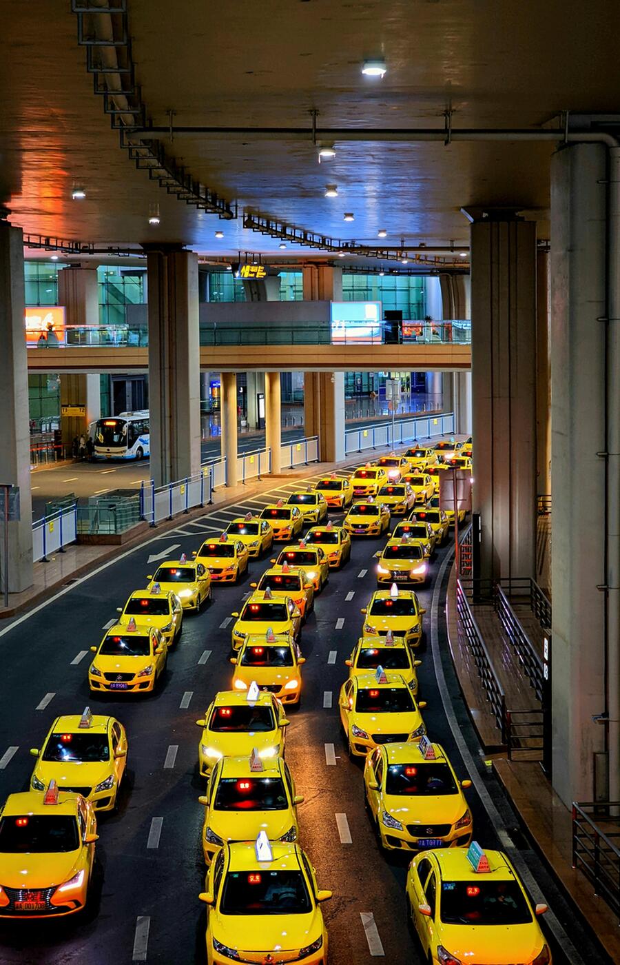 市内には、黄色が目印のタクシーが数多く走っています。ピーク時間帯には、運転手が追加の乗客を乗せることを許可しているため、乗客はタクシーをシェアするのが一般的です。写真:ジェリー・ワン 写真ジェリー・ワン重慶。中国。