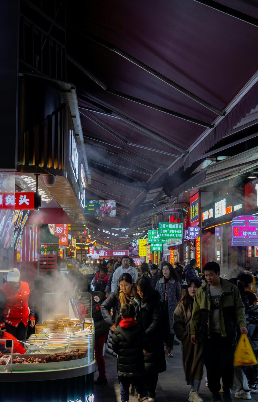 重慶では、そのコントラストが際立っています。街は、まばゆいばかりの未来的なスカイラインと、赤いランタンに照らされた路地裏の親密さの間で生きています。何世紀も隔てられた二つの世界…そして、ほんの数歩の距離。まるでブレードランナーが魯迅の物語の世界に降り立ったかのようです。写真:シャオユ・シェ 写真:謝暁宇。重慶。中国