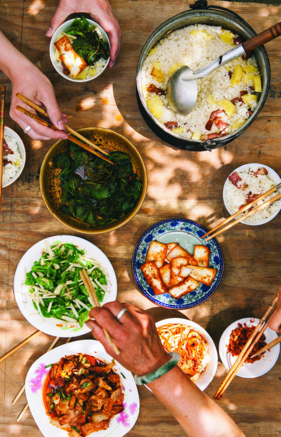 多くの中国料理の食卓では、料理をシェアすることが不可欠です。味はコミュニティーの上に成り立つものであり、「個別に食べる」ということは存在しません。 雲南福祥敦洛 中華料理